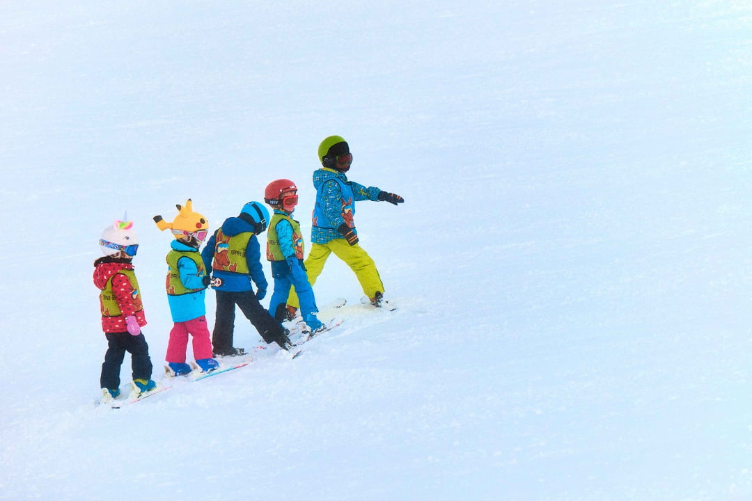 Wie sollte man ein Kind anziehen, wenn es in den Schnee geht?